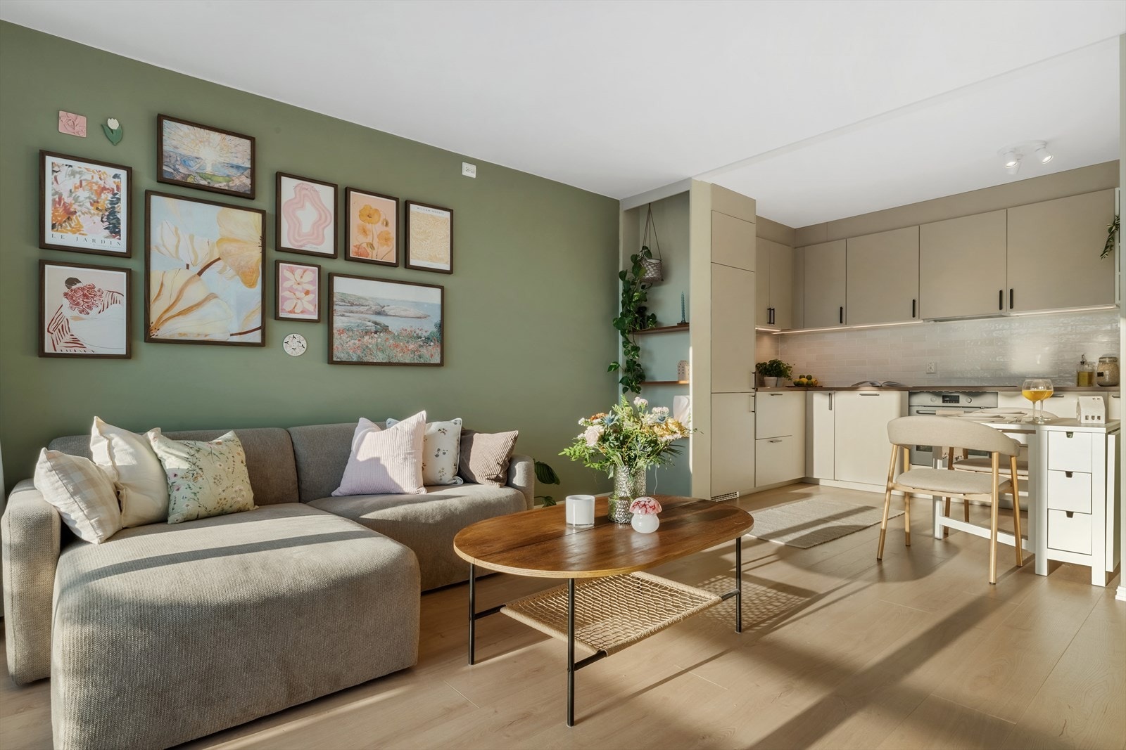 - Leiligheten har et BRA-i på 44 m² og inneholder entré, bad, soverom og stue/kjøkken - Galleribilde
