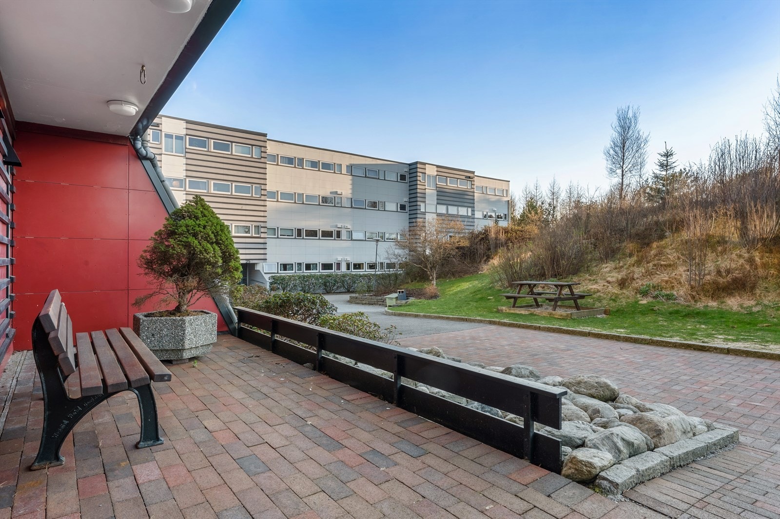 - Et etablert boligområde i rolige omgivelser med nærhet til flott natur samtidig som det er kort vei til de fleste servicetilbud og det meste man skulle trenge i hverdagen - Galleribilde