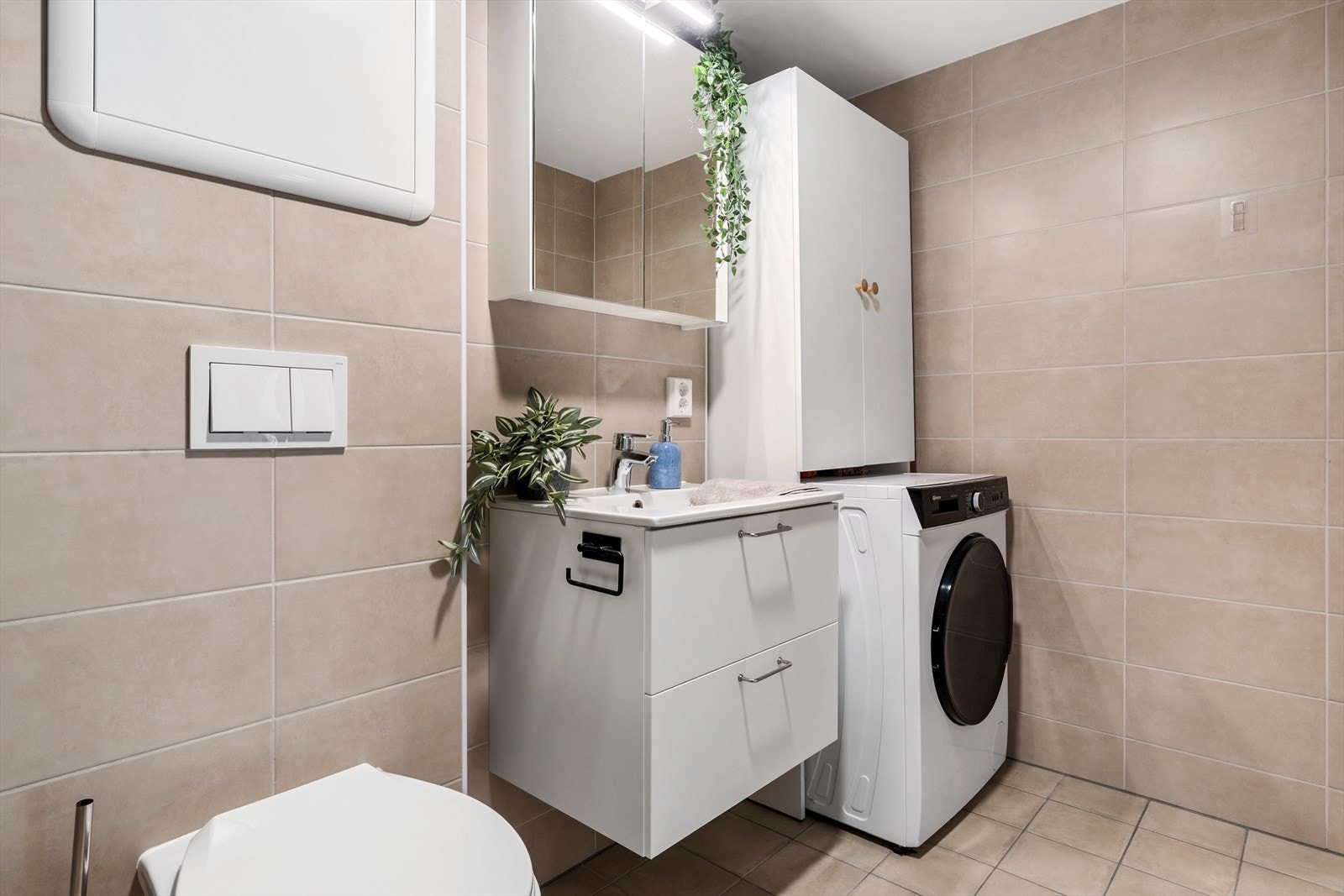 - Badet måler 4,7 m² og har behagelig gulvvarme - Galleribilde
