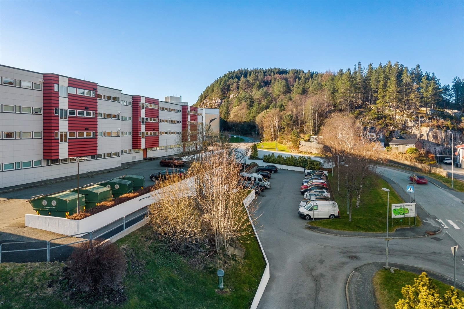 - Leiligheten disponerer fast parkering i garasje. Samt flere felles parkeringsplasser på borettslagets tomt- Galleribilde
