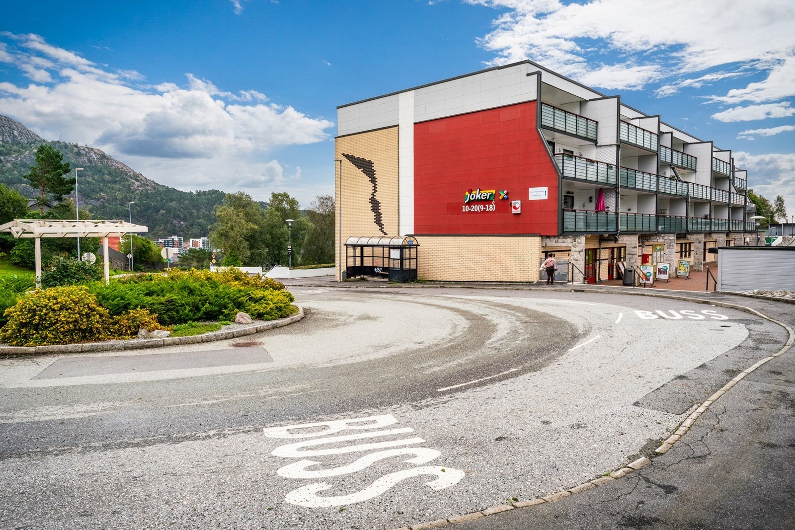 - Det er kun 3 min gange til Joker og busstopp hvor linje 24 og 40 går - Galleribilde