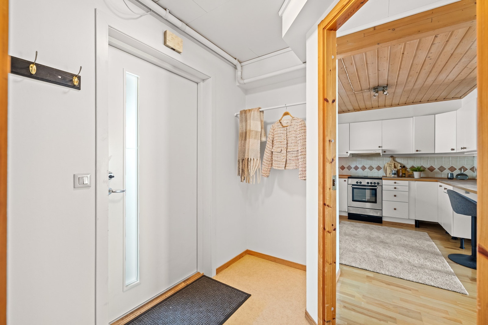 Entréen har en praktisk nisje for yttertøy Galleribilde