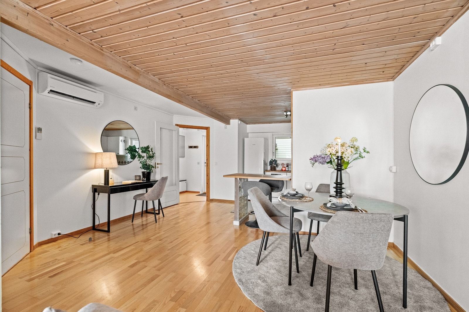 Leiligheten er utstyrt med en luft-til-luft varmepumpe for effektiv oppvarming. Galleribilde