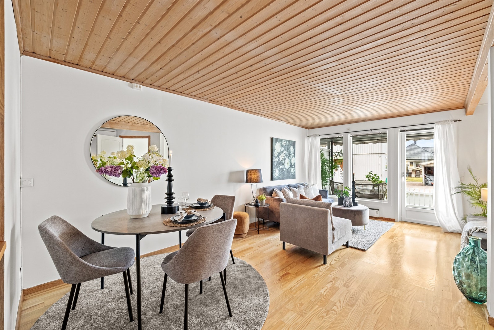 De store vindusflatene og glassdøren mot terrassen slipper inn rikelig med dagslys. Galleribilde
