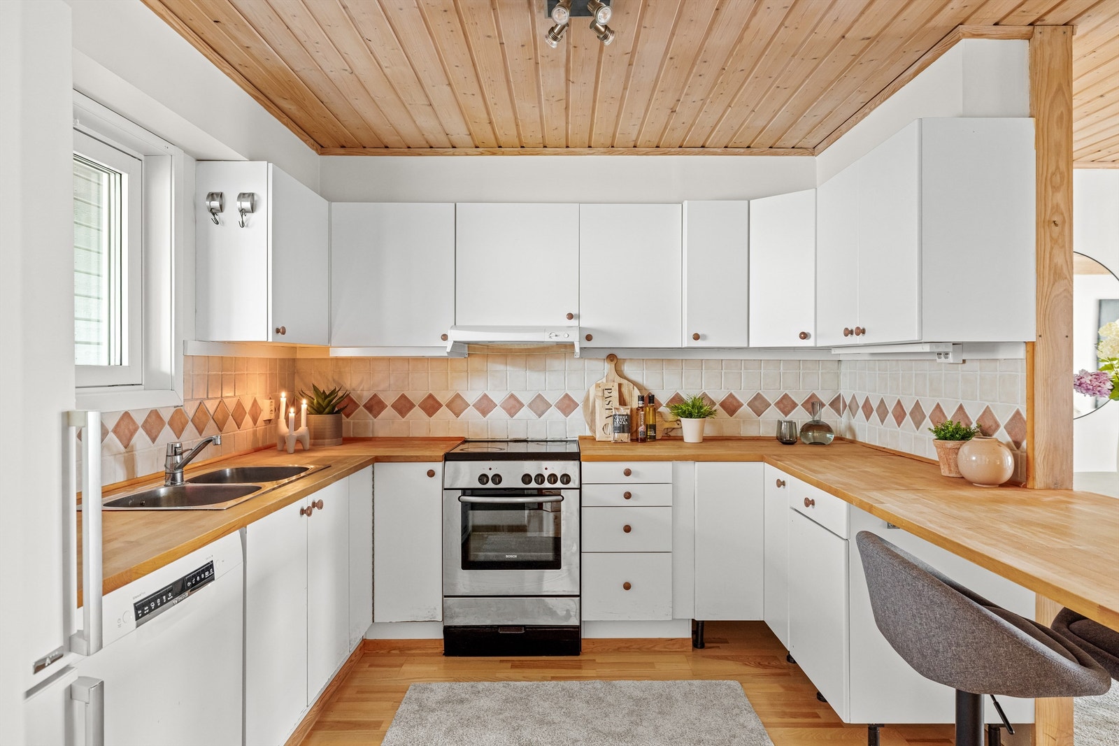 Kjøkkenet har en åpen løsning mot stuen og er utstyrt med gode arbeidsflater. Oppvaskmaskin, komfyr og frittstående kombiskap medfølger. Galleribilde