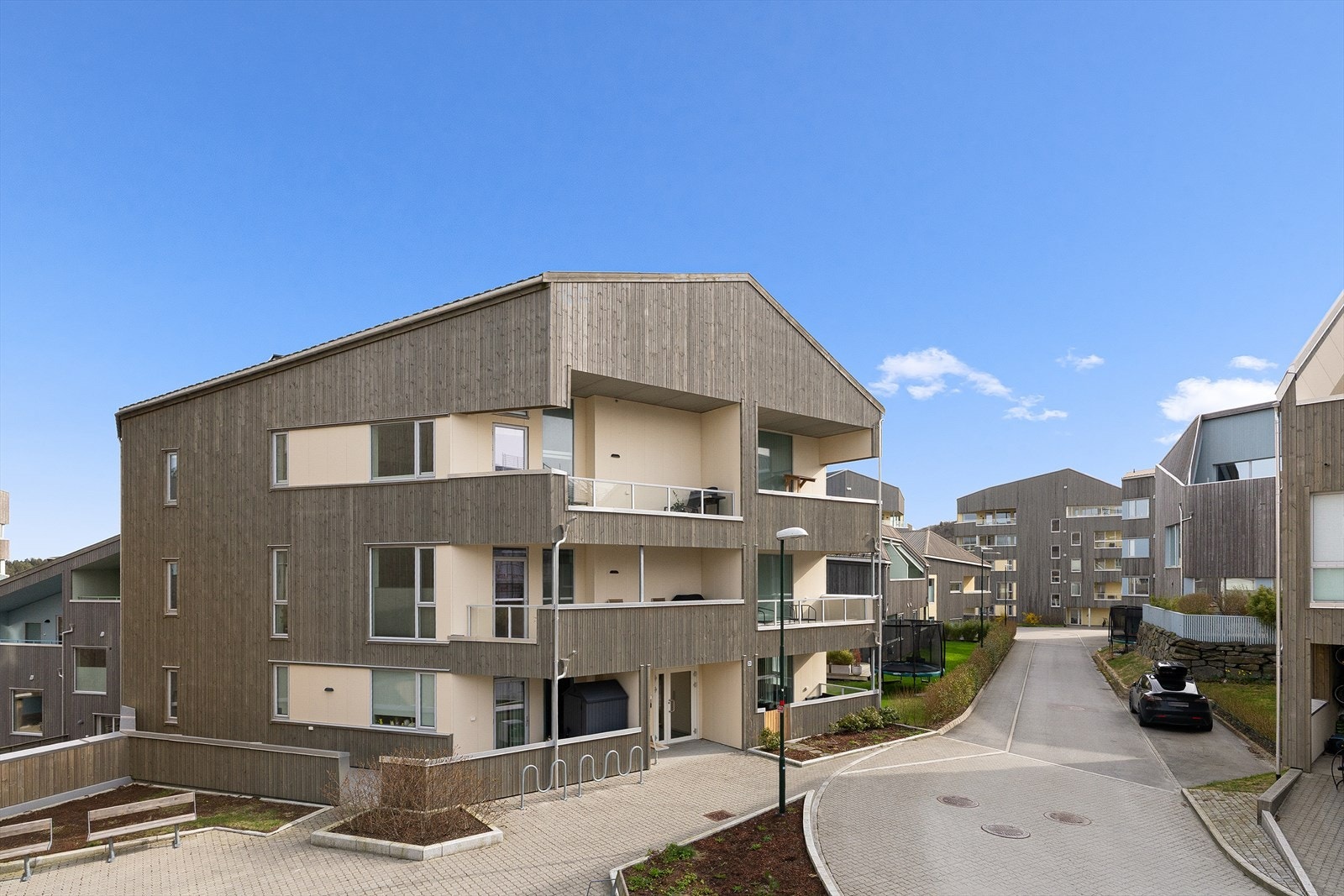 Meget sentral beliggenhet på Skadberg med rolige og barnevennlige omgivelser. Galleribilde