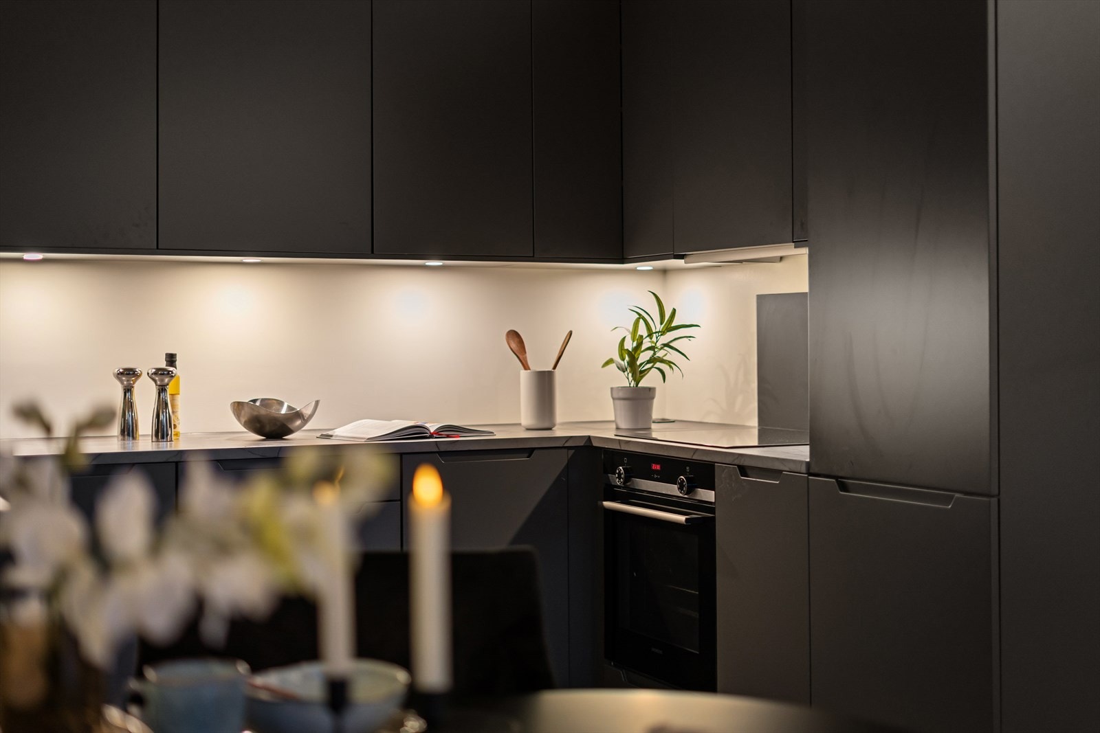 Kjøkkenet har rikelig med skap- og benkeplass! Galleribilde