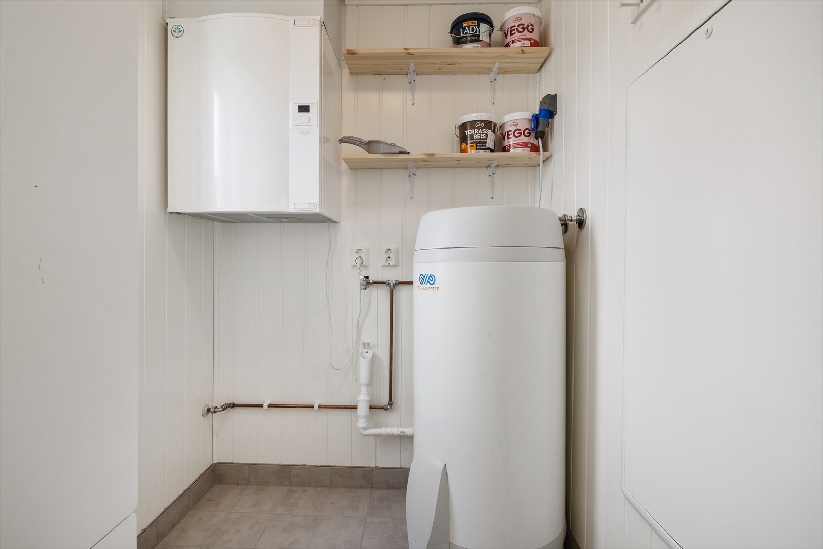 Praktisk teknisk-/vaskerom. Opplegg for vaskemaskin. Her er varmtvannsbereder på 200 liter, vannfordelingsskap og anlegg for balansert ventilasjon samlet. Galleribilde
