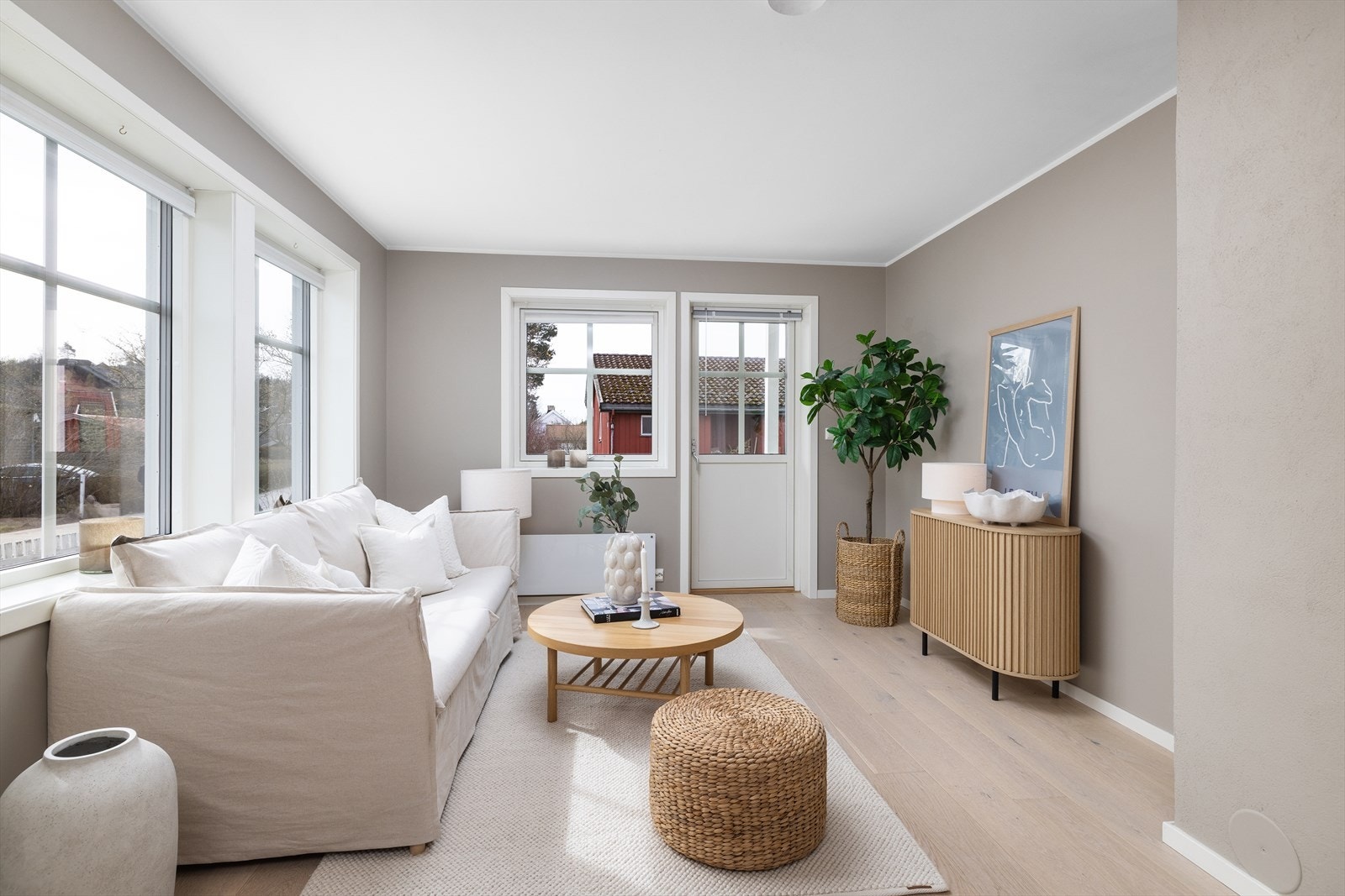 Fra stuen er det direkte utgang til en overbygget, sørvestvendt terrasse. Galleribilde