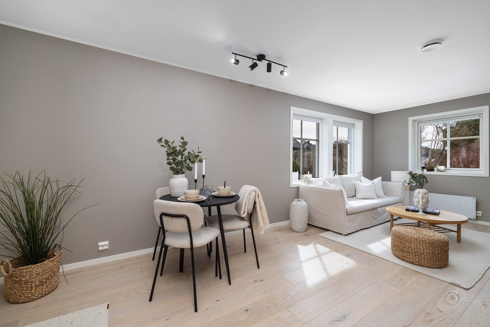 Moderne stue med mye naturlig lysinnslipp. Galleribilde