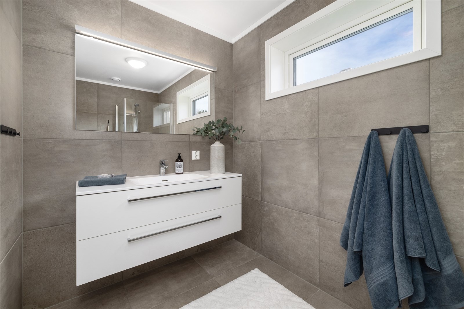Badet er utstyrt med elektrisk gulvvarme for god komfort. Galleribilde