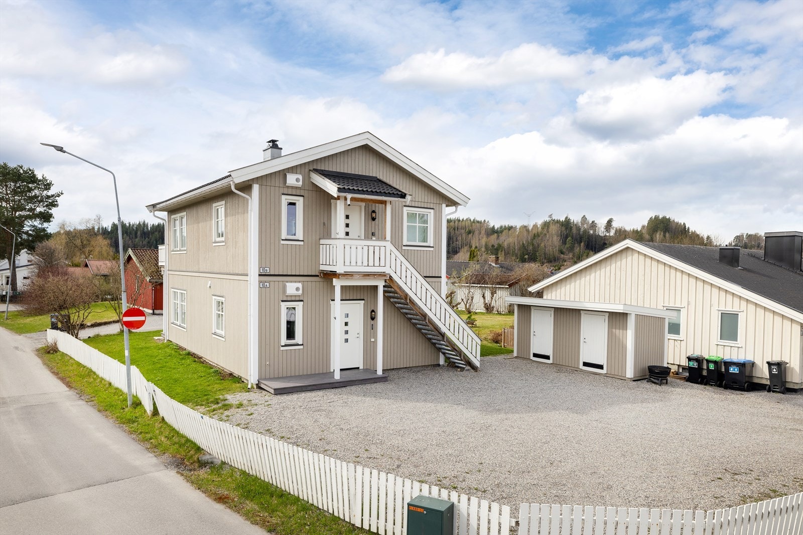 Eiendommen gir et velholdt og moderne inntrykk. Stor felles parkeringsplass på eiendommen. Hver leilighet har utvendig bod. Galleribilde