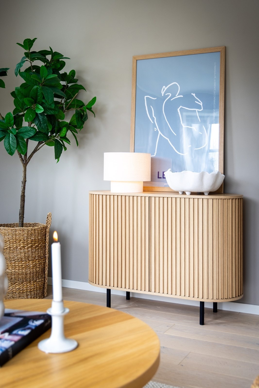 Moderne malte og glatte flater gir et helhetlig og tidsriktig uttrykk i boligen. Galleribilde