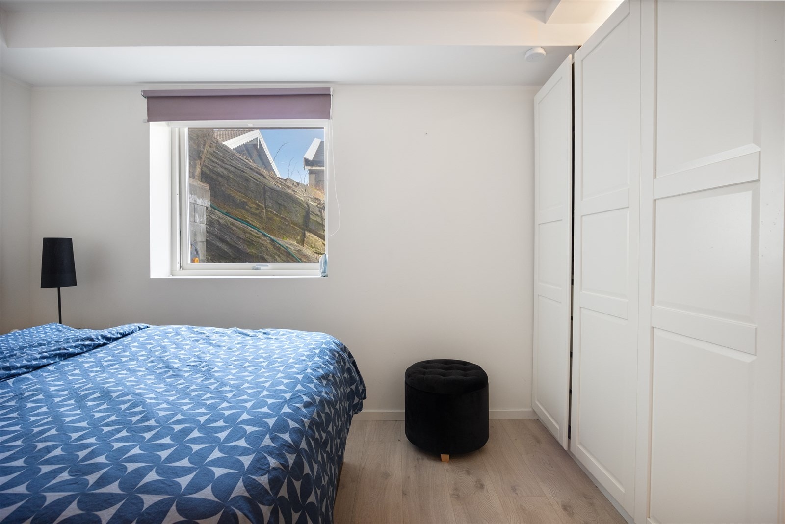 Soverommet har rikelig med plass til oppbevaring Galleribilde