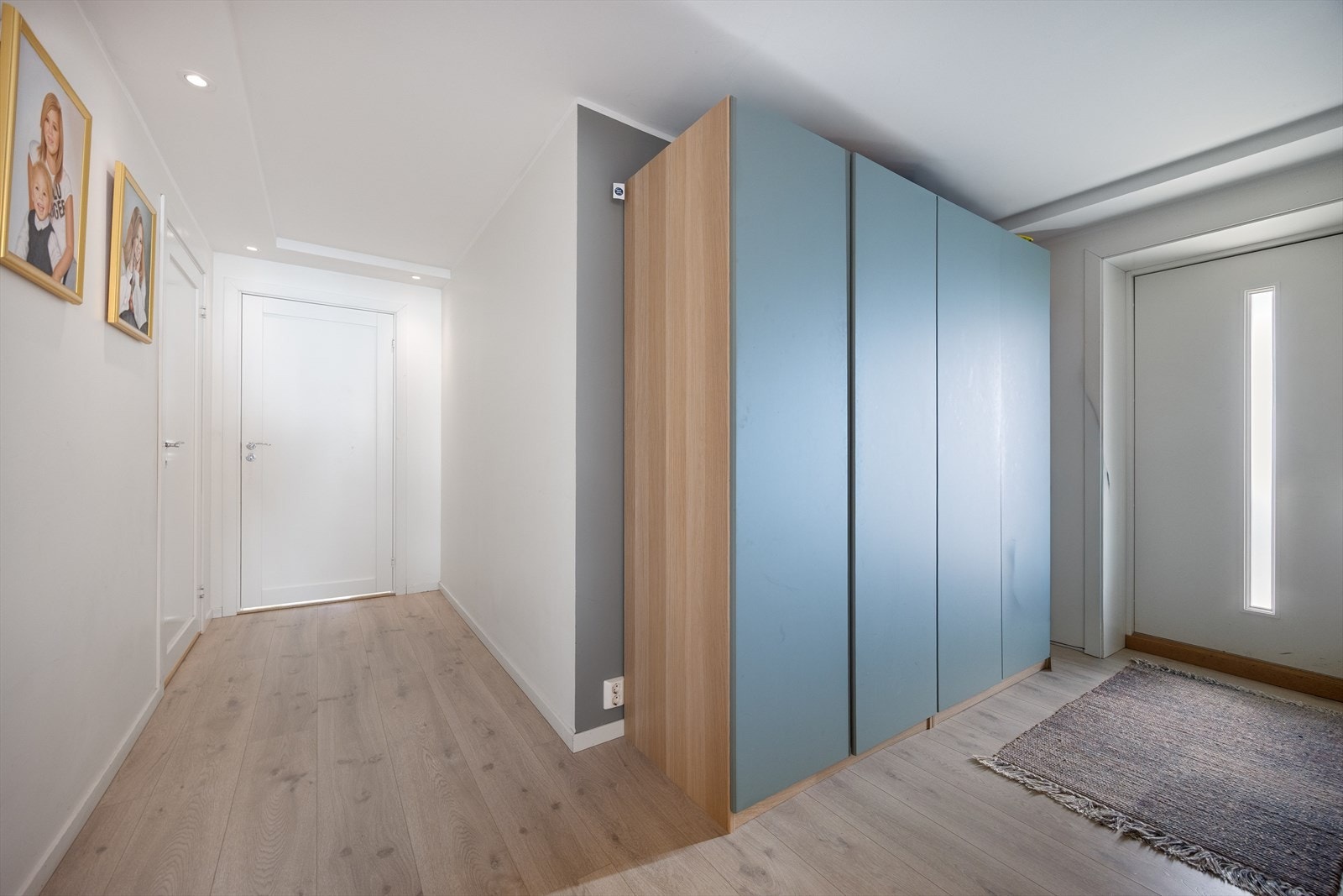 Romslig entré med god plass til yttertøy og sko Galleribilde