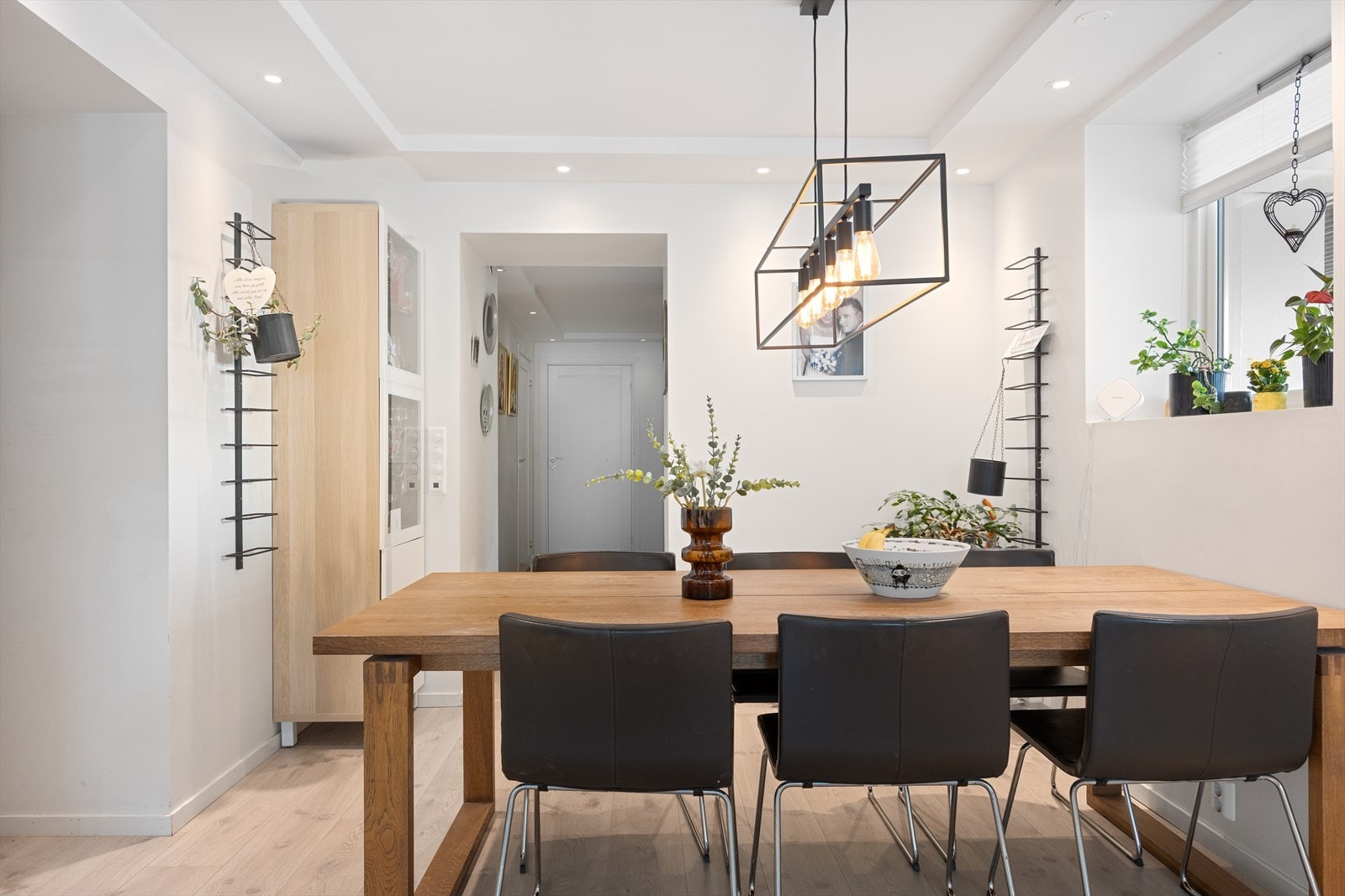 Trivelig spisestue med downlights og behagelig gulvvarme som gir ekstra komfort gjennom hele året Galleribilde