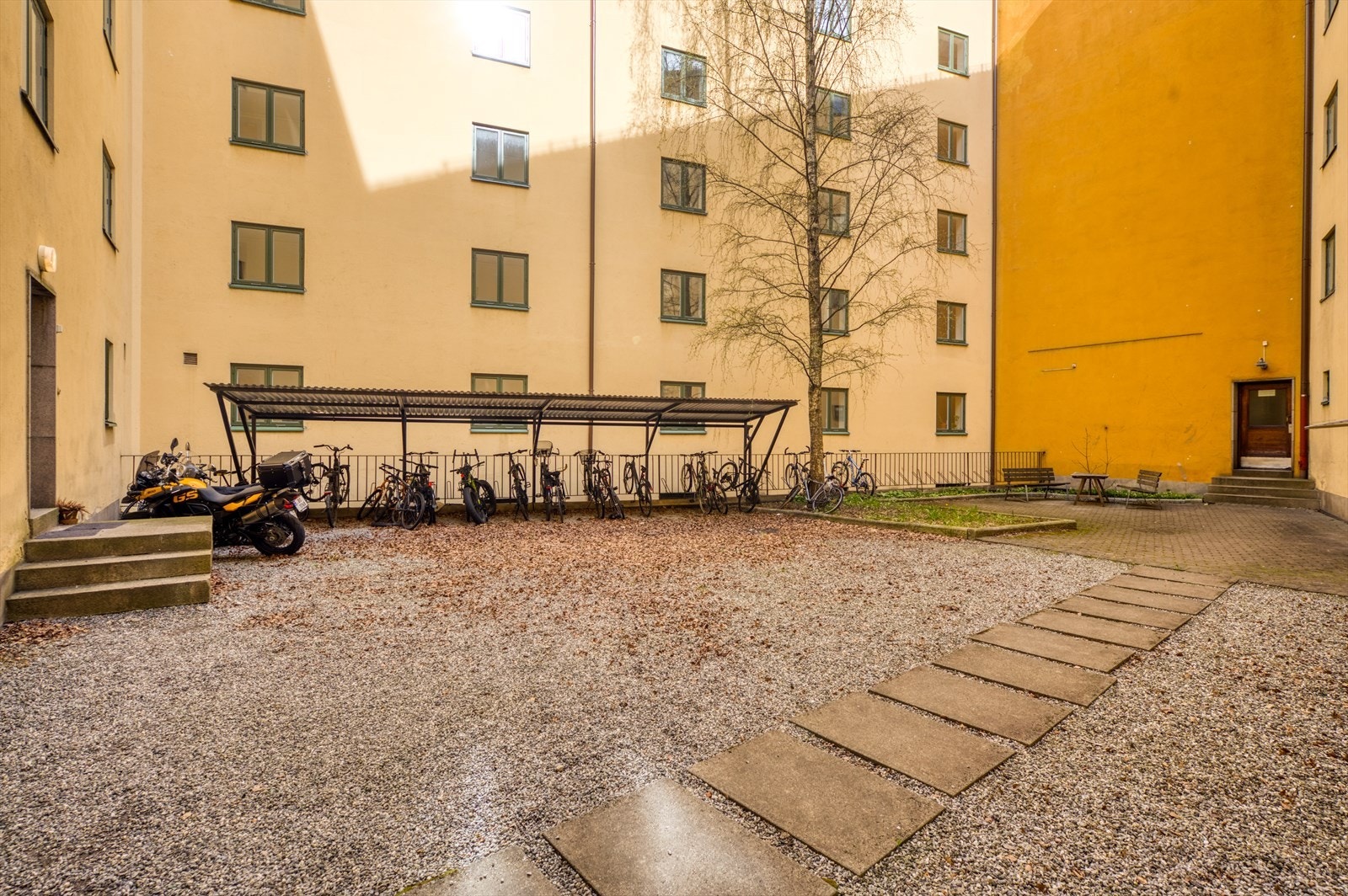 I bakgården er det sykkelparkering og sittegrupper. Galleribilde