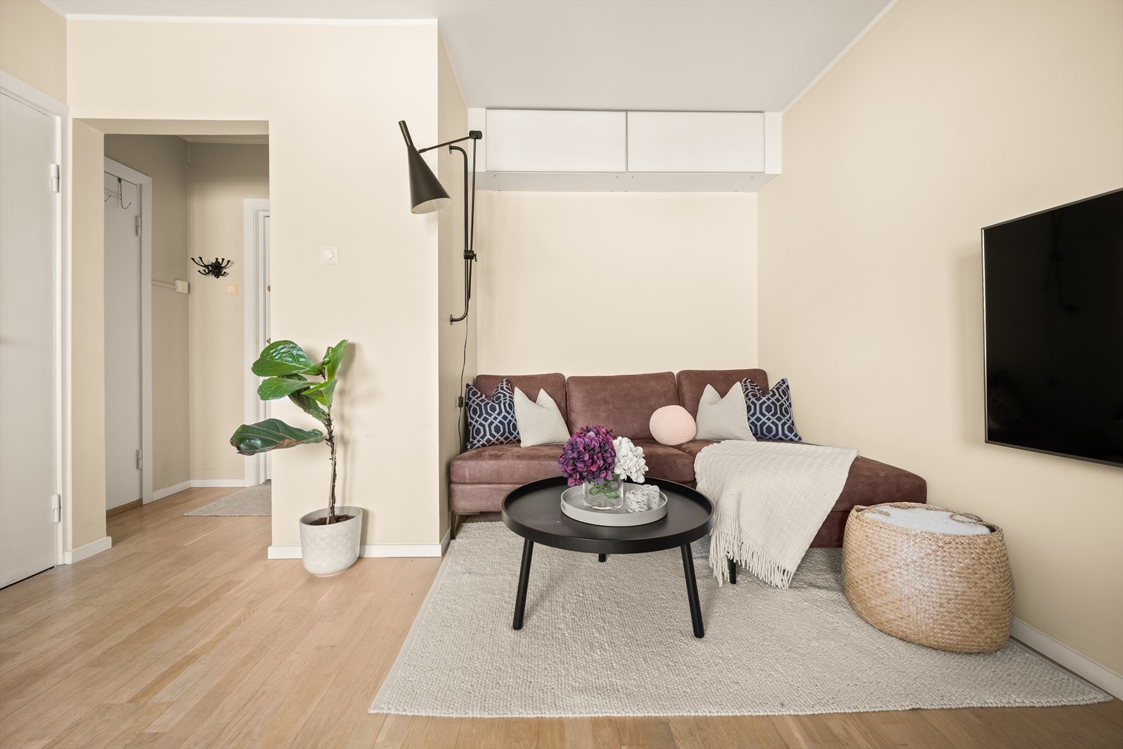 I stuen er det god plass til sofa med tilhørende stuemøblement og spisebord. Galleribilde