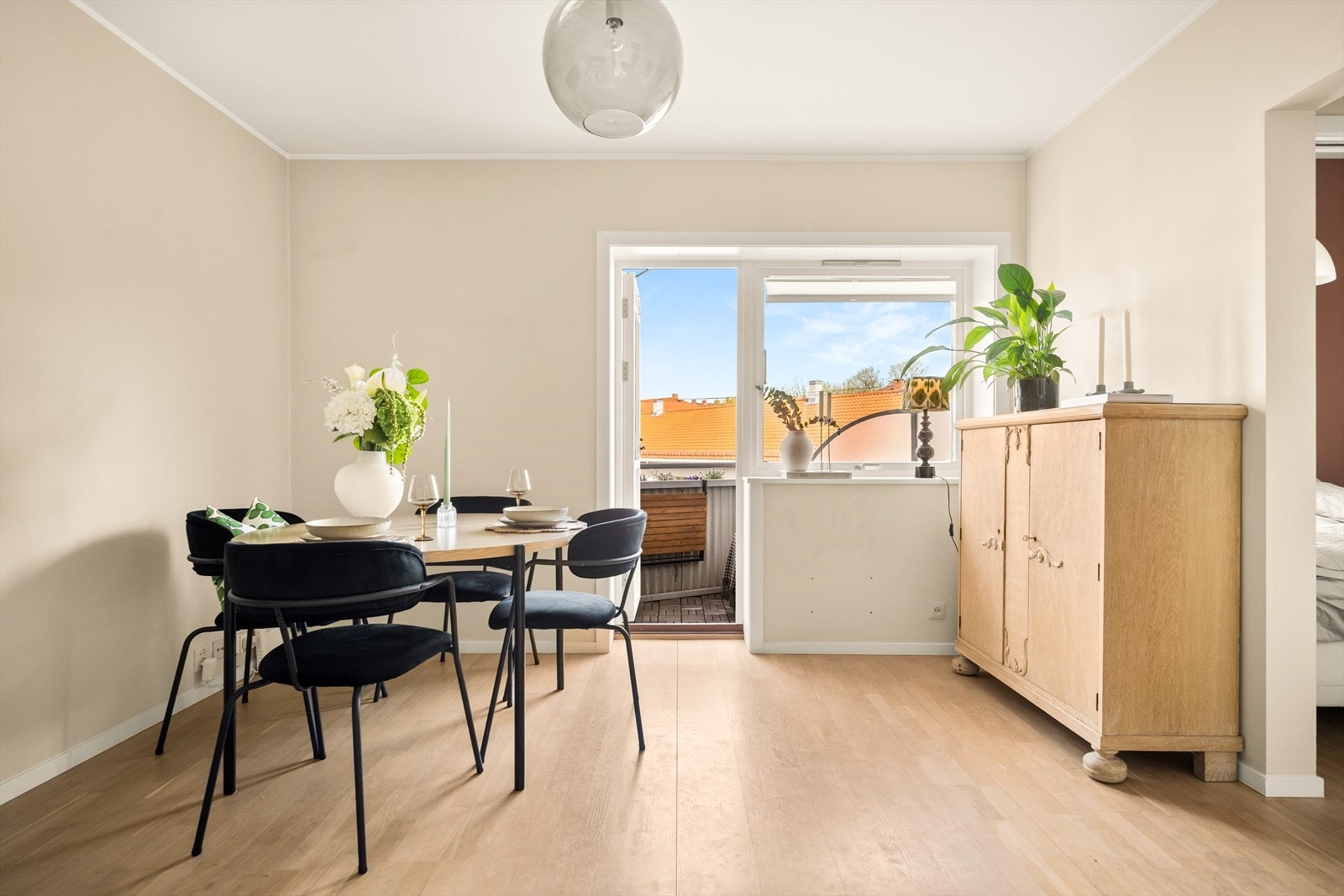 Leiligheten ligger i 3. etasje og inneholder entré, bad, alkove, kjøkken og stue. Galleribilde