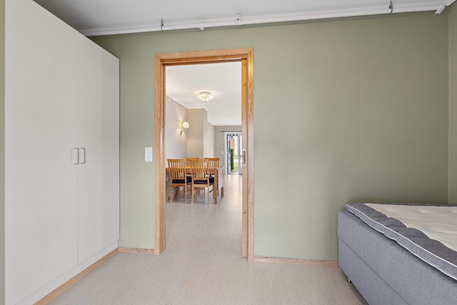 En arealeffektiv skyvedør i furu fører inn til soverommet og frigjør gulvplass. Galleribilde