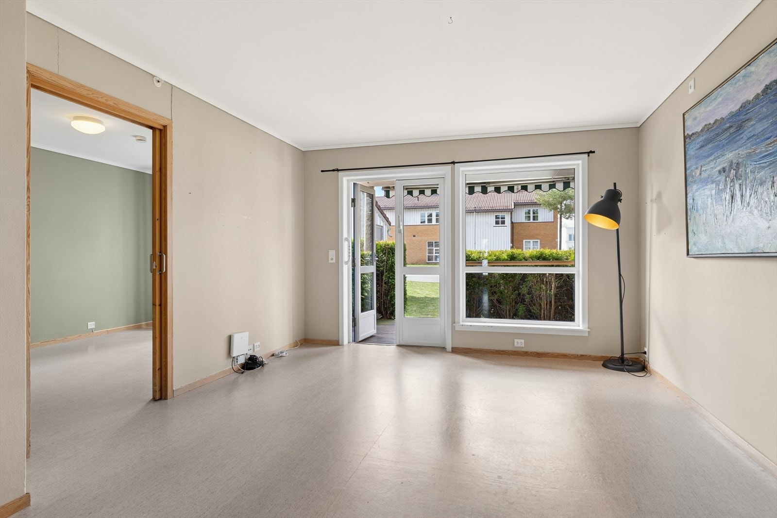 Romslig stue med utgang til terrasse. Galleribilde