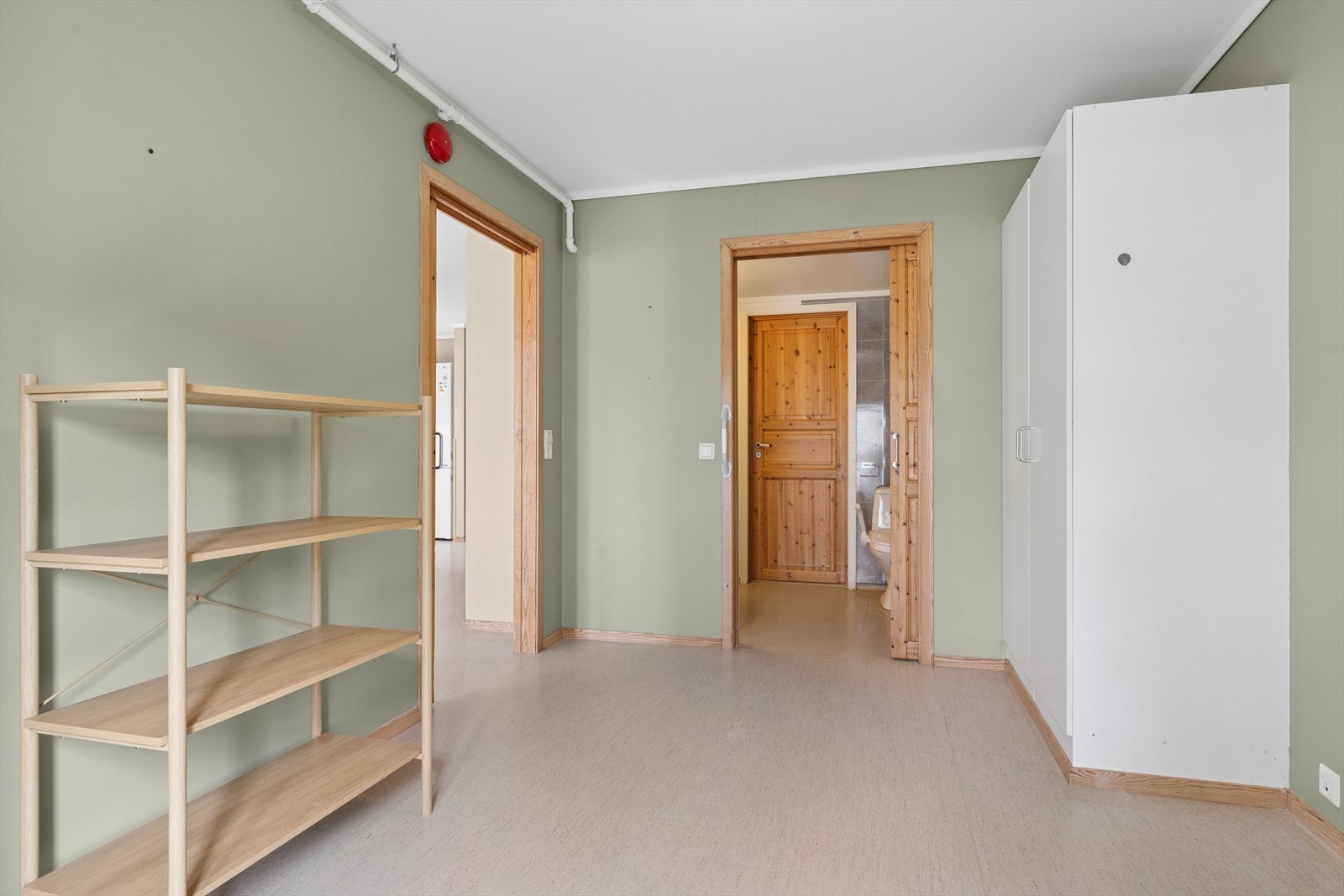 Fra soverommet er det kort vei til badet, som ligger praktisk til i leilighetens planløsning. Galleribilde
