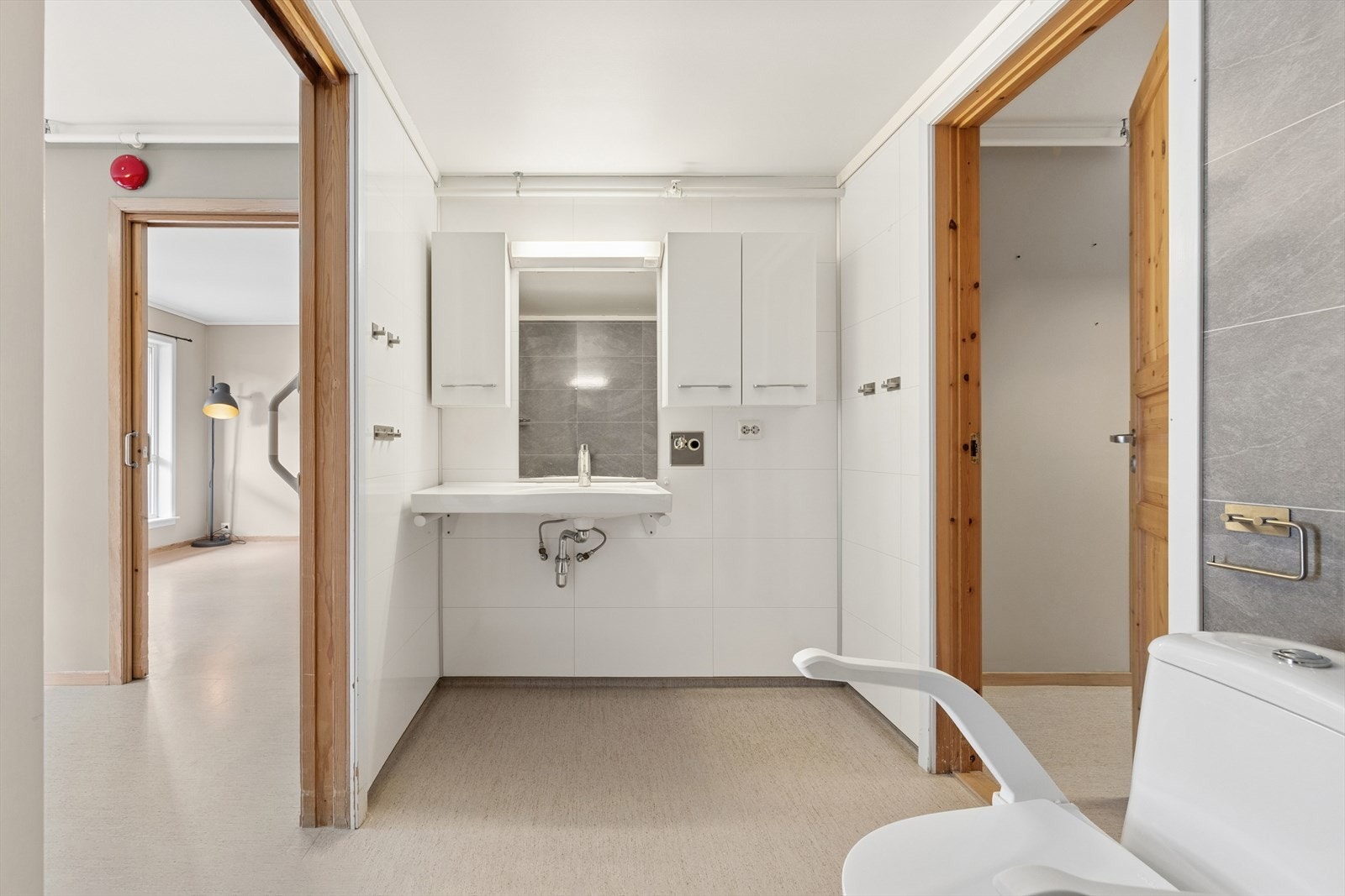 Badet er praktisk innredet med god plass. Varmtvann produseres av borettslagets fellesanlegg og er inkludert i felleskostnadene. Galleribilde