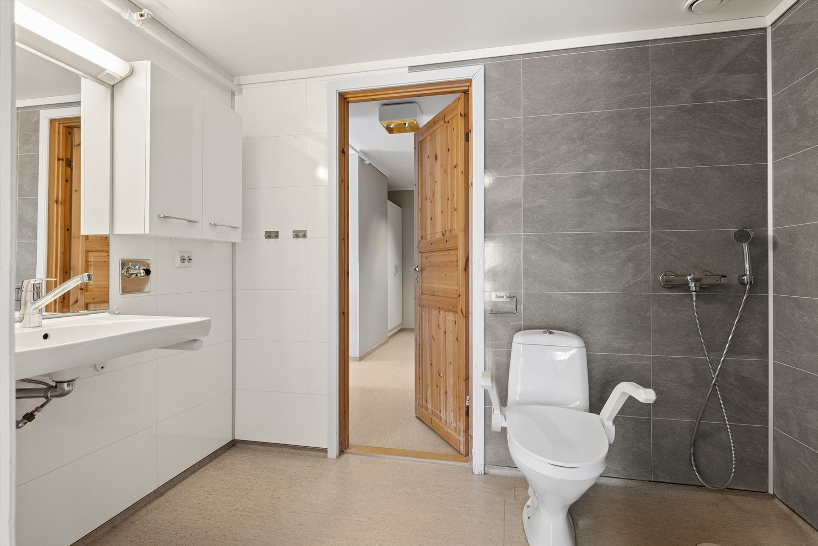 Badet er kombinert med vaskerom og har opplegg for vaskemaskin. Toalettet er nytt, og veggene har baderomsplater av nyere dato. Galleribilde