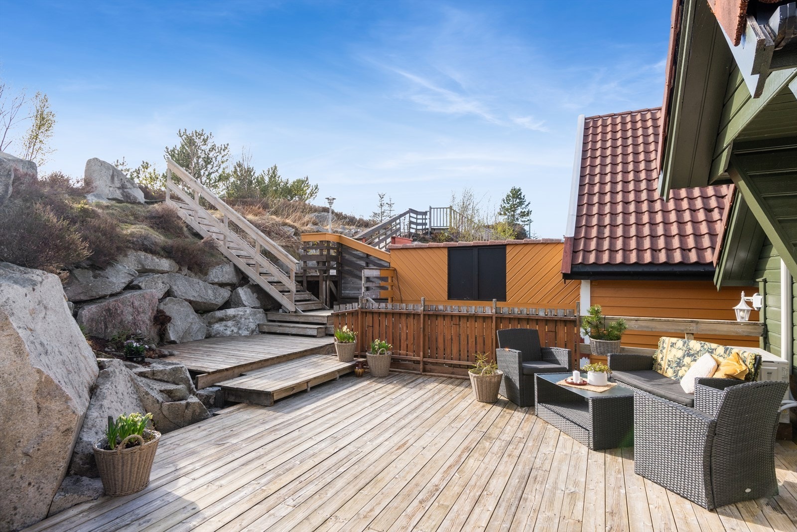 Trapper i treverk forbinder parkeringsnivået med inngangspartiet og terrassene. Galleribilde
