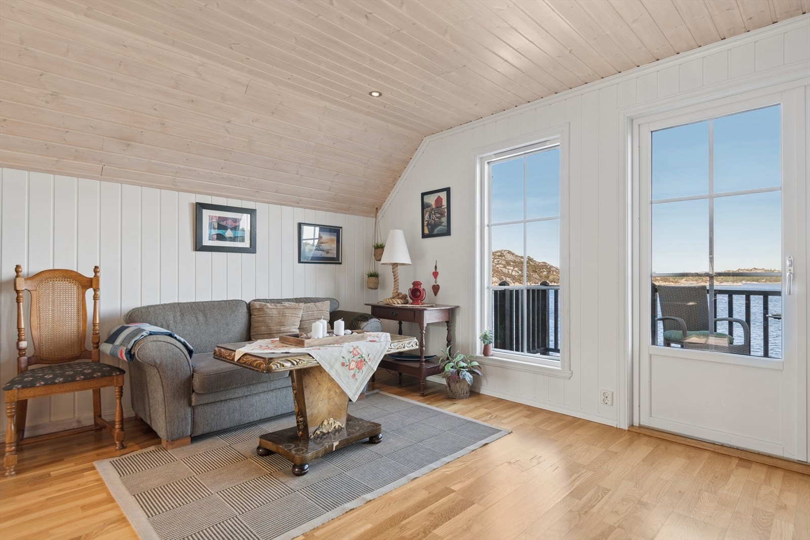 Vinduene i front ble skiftet i 2015, og gir rikelig med lys samtidig som de rammer inn utsikten. Galleribilde