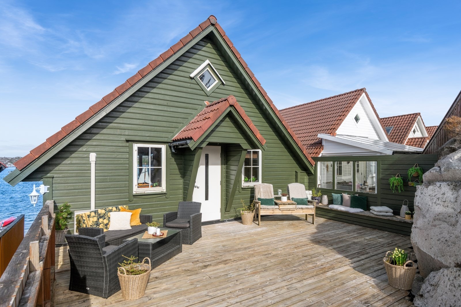 Den store terrassen ved inngangspartiet er bygget i tre og er tilpasset terrenget. Galleribilde