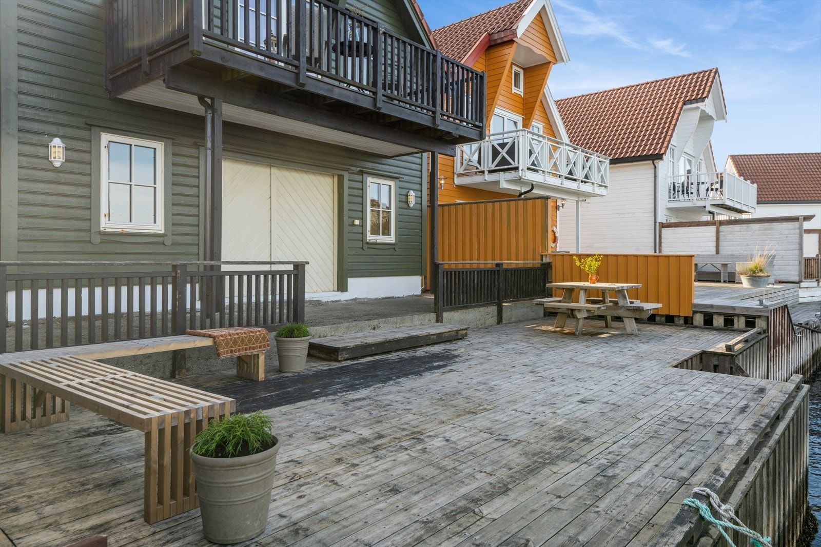 I underetasjen finner du en praktisk naustdel, innredet i 2009, med direkte utgang til kaiarealet. Ideelt for lagring av fiskeutstyr og maritime aktiviteter. Galleribilde