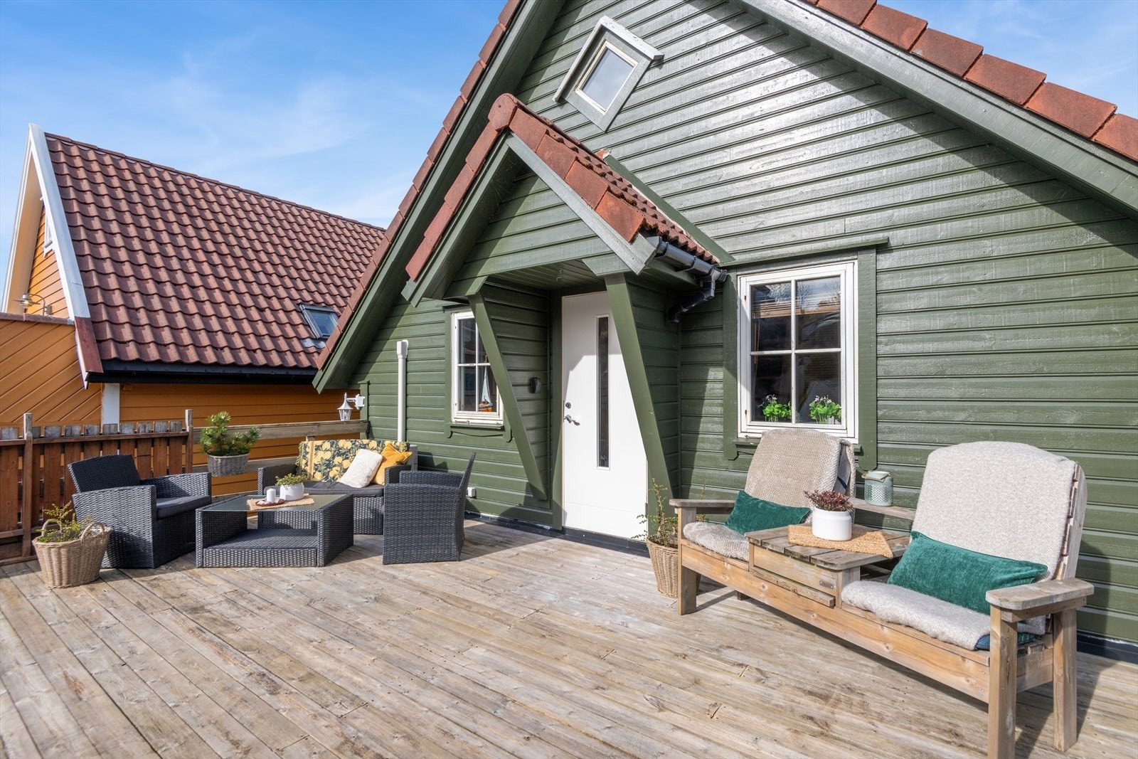 Et lunt og privat uteområde med god plass for utemøbler og sosiale sammenkomster. Galleribilde