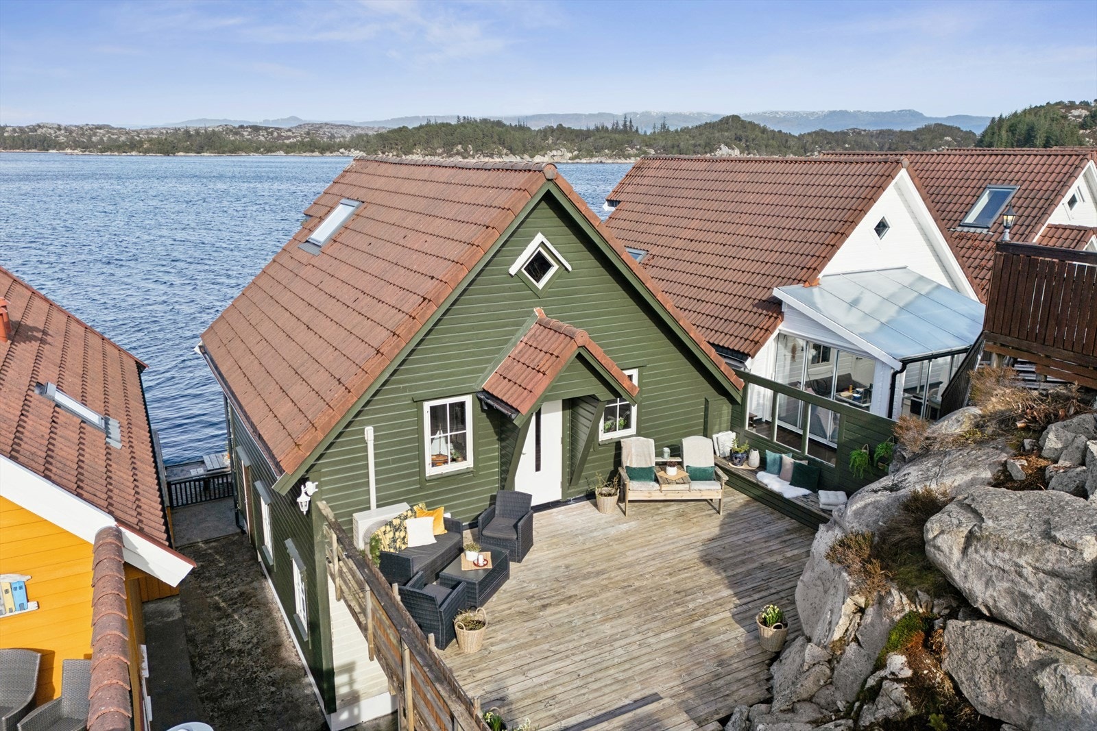Eiendommen har et samlet terrasse- og balkongareal på hele 90 m². Ved inngangspartiet er det en stor, usjenert terrasse med god plass til flere sittegrupper. Galleribilde