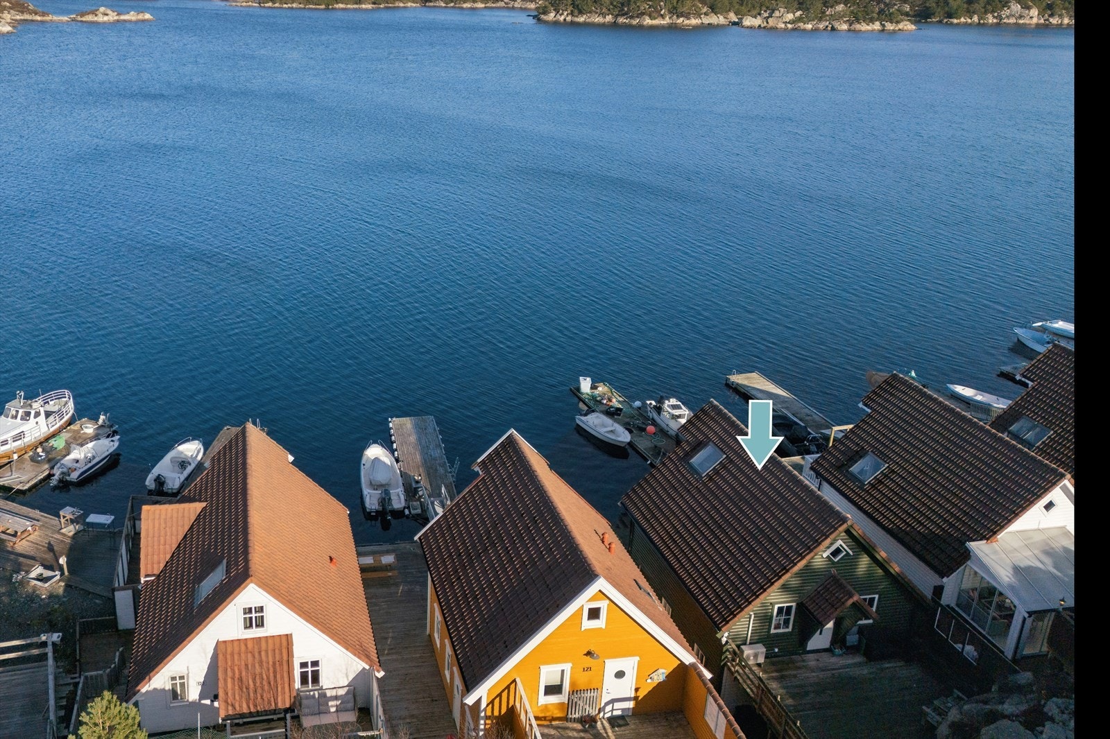 Eiendommen ligger i et etablert rorbu-miljø på Bømlo, med naturskjønne omgivelser. Galleribilde