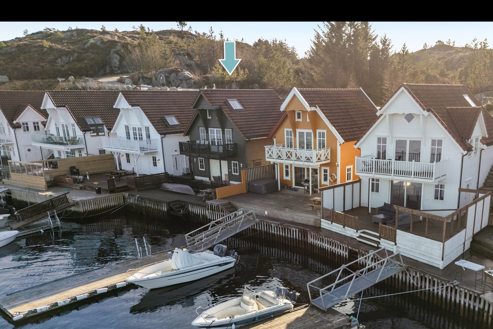 Rorbua ligger sentralt plassert i rekken og byr på enkel adkomst til felles bryggeanlegg. En gjennomført fritidsbolig med flere attraktive uteplasser, egen kai og en ettertraktet beliggenhet helt i vannkanten. Galleribilde