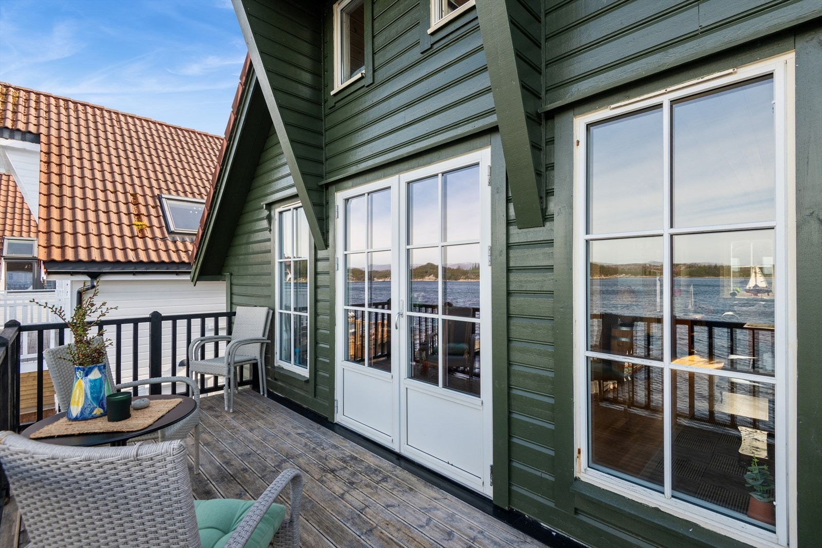 Balkongen på 10 m² ble bygget i 2015 og har direkte utgang fra stuen. Galleribilde