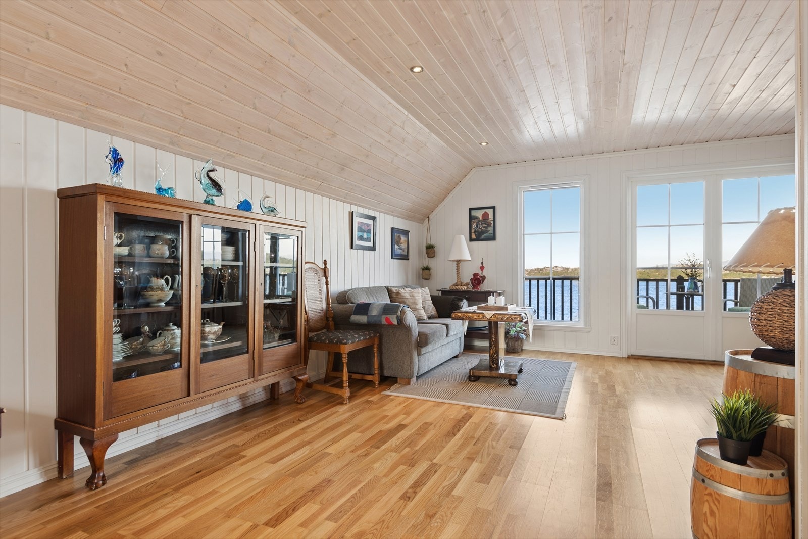 På gulvet er det lagt parkett, noe som sammen med lyse flater bidrar til en lun og behagelig atmosfære. Galleribilde