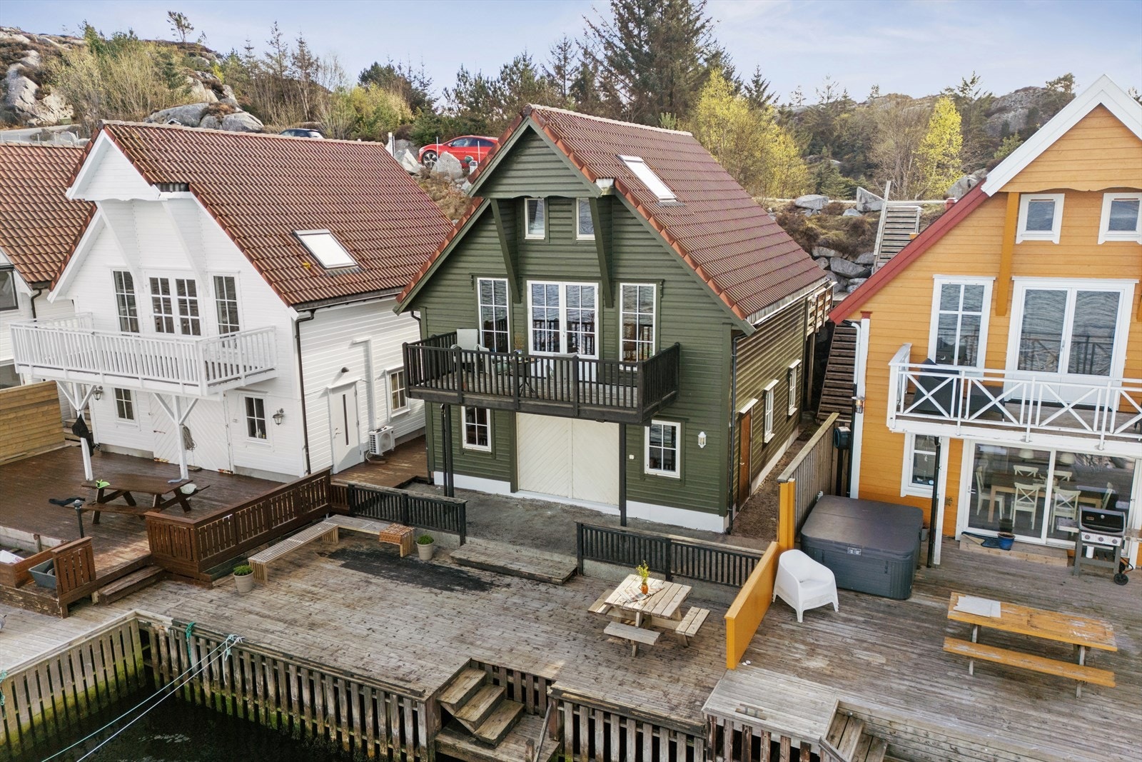 Her får du en fritidsbolig over tre plan med egen kai og umiddelbar nærhet til sjøen. Galleribilde
