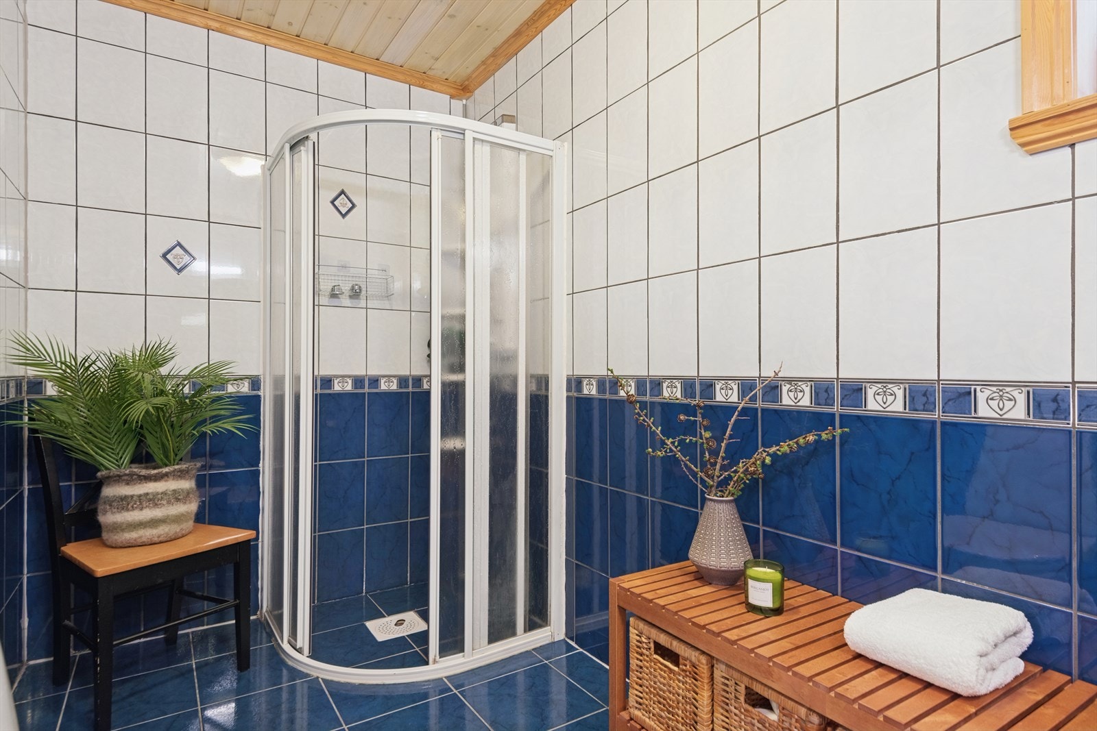 Dusjhjørne med innfellbare glassdører. Rommet har naturlig ventilasjon via ventil i vindu. Galleribilde