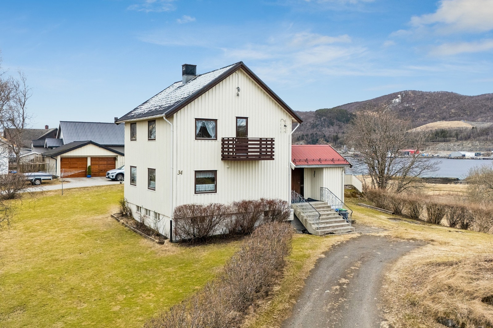 Eneboligen ligger fint til på en romslig tomt i et veletablert boligområde. Galleribilde