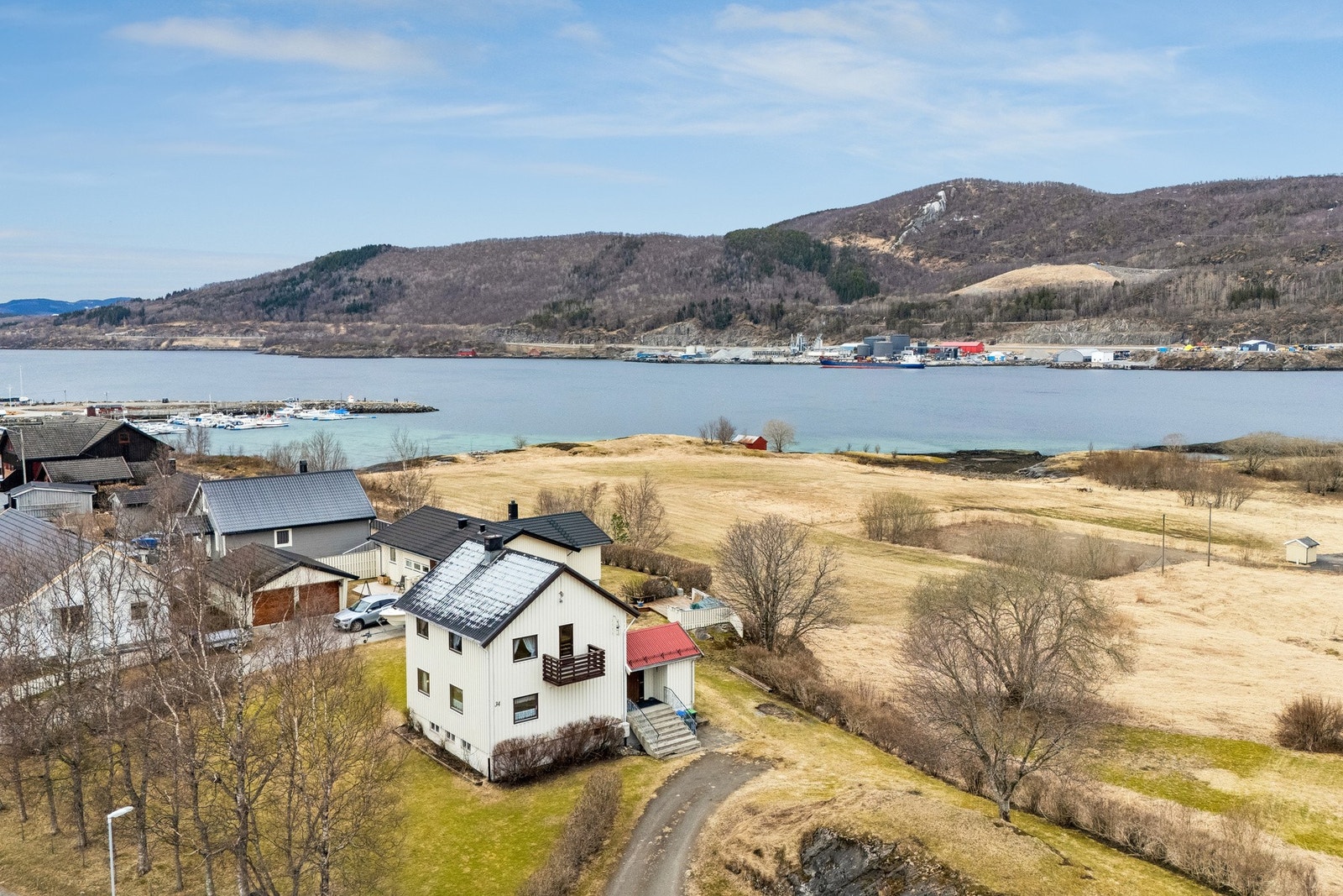 Velkommen til Langoddveien 34! En enebolig med en stor tomt og et betydelig potensial, beliggende i et etablert og familievennlig nabolag. Foto: EFKT. Galleribilde