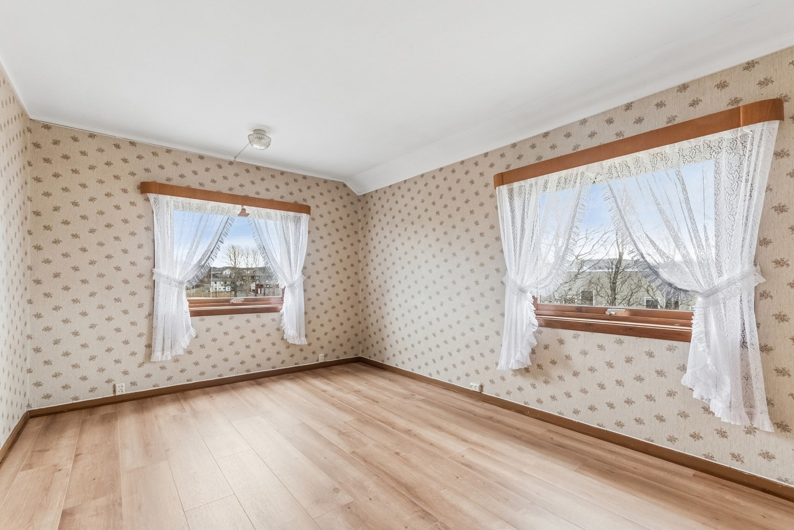 Hovedsoverommet har god plass til dobbeltseng og garderobeløsninger. Galleribilde