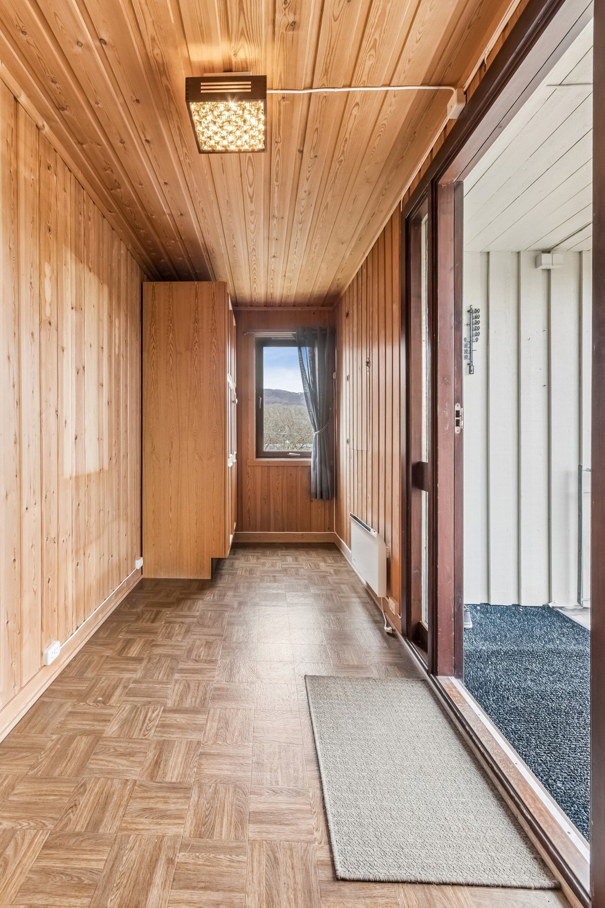 Fra vindfanget kommer du inn i en gang som fordeler tilgang til boligens øvrige rom. Galleribilde