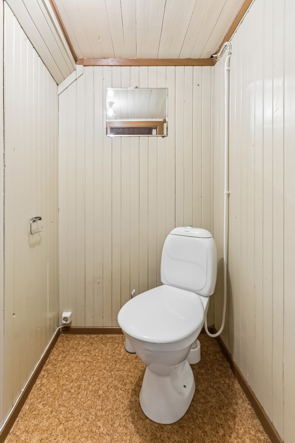 Separat toalettrom i underetasjen. Galleribilde