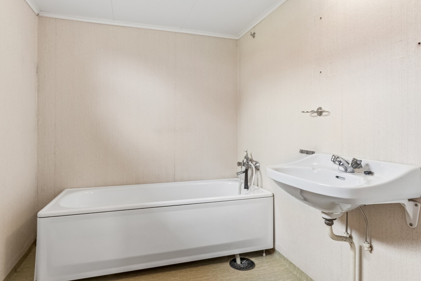 Bad i underetasje med badekar og servant. Galleribilde