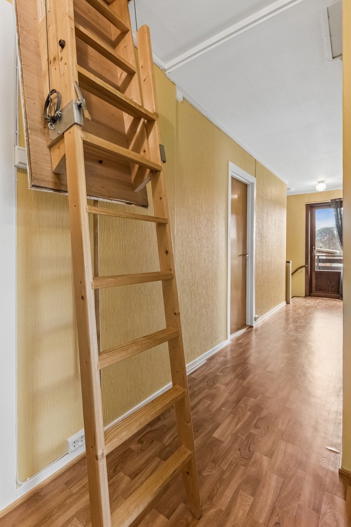 Fra gangen er det nedfellbar stige til loftet, som gir ekstra lagringsmuligheter. Galleribilde