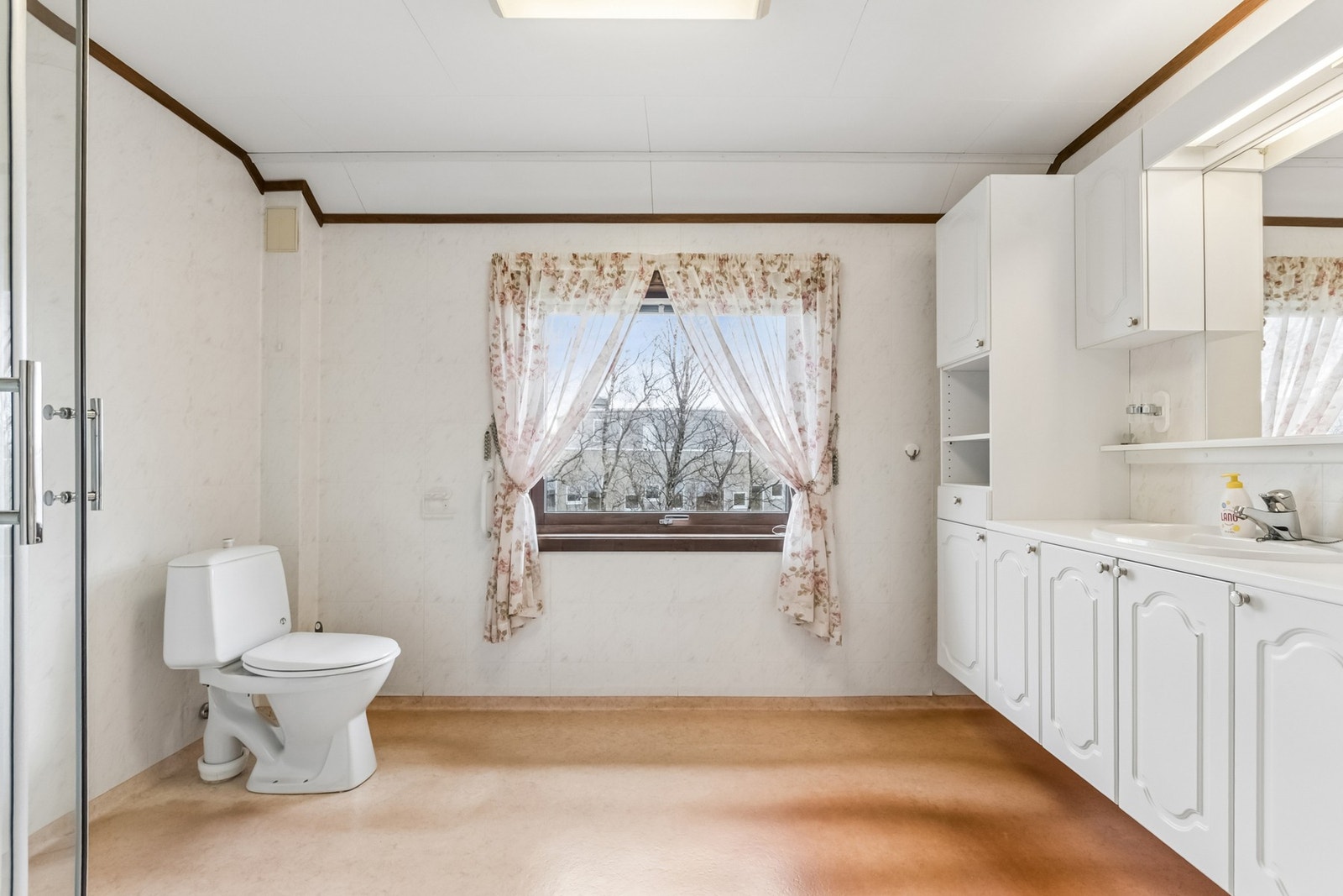 Badet i andre etasje er utstyrt med dusjkabinett, toalett og en romslig servantinnredning. Galleribilde