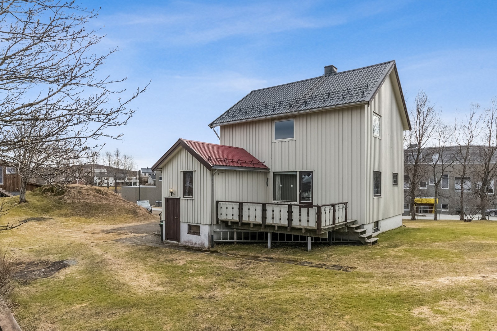 Boligens bakside med terrasse og hage. Galleribilde