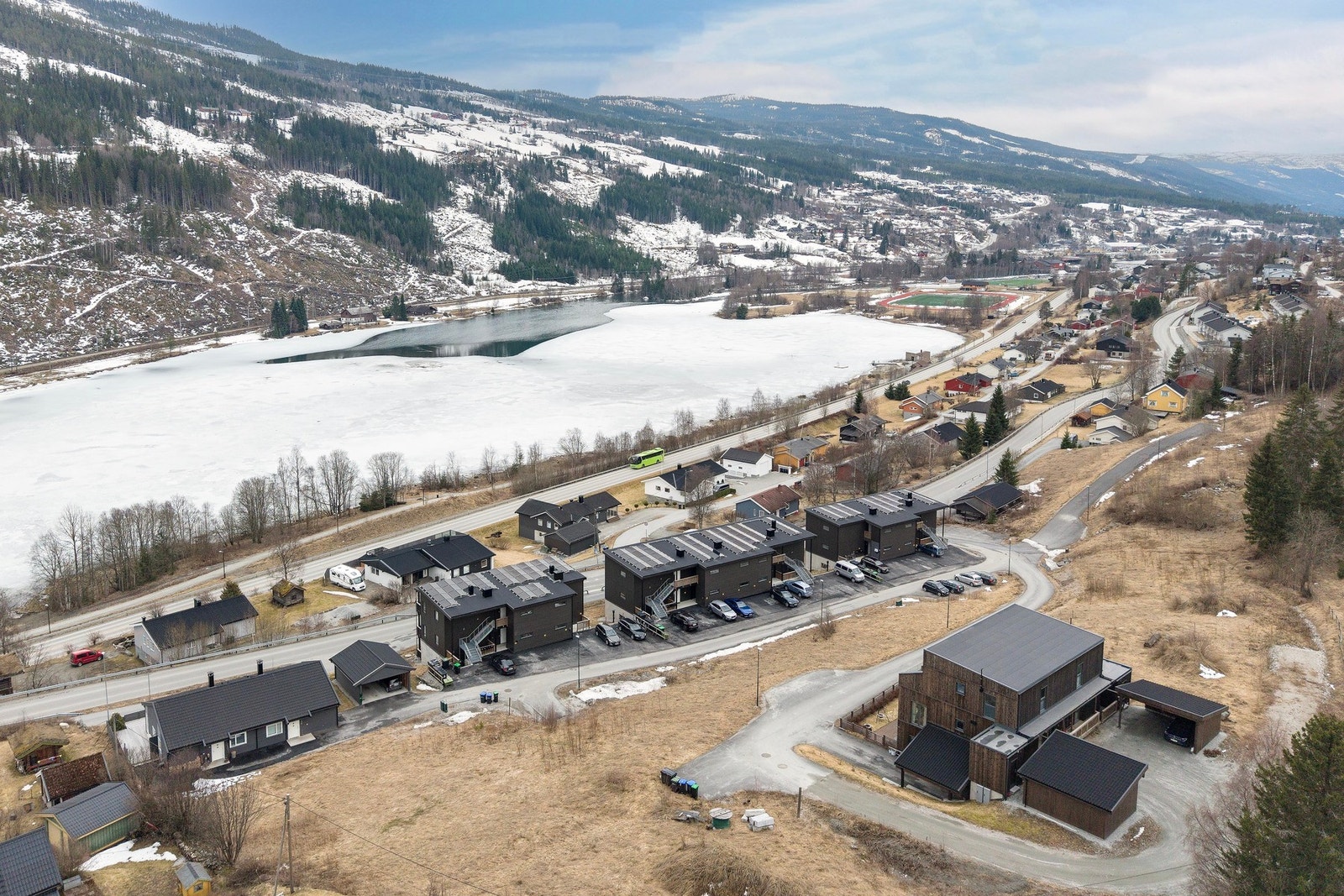 Sentral beliggenhet med utsikt ut mot Oppsjø og Sagnefjell. Galleribilde